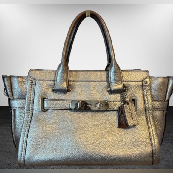 ☀️Coach Swagger 27 satchel in gold/platinum metallic pebble leather - Picture 1 of 8